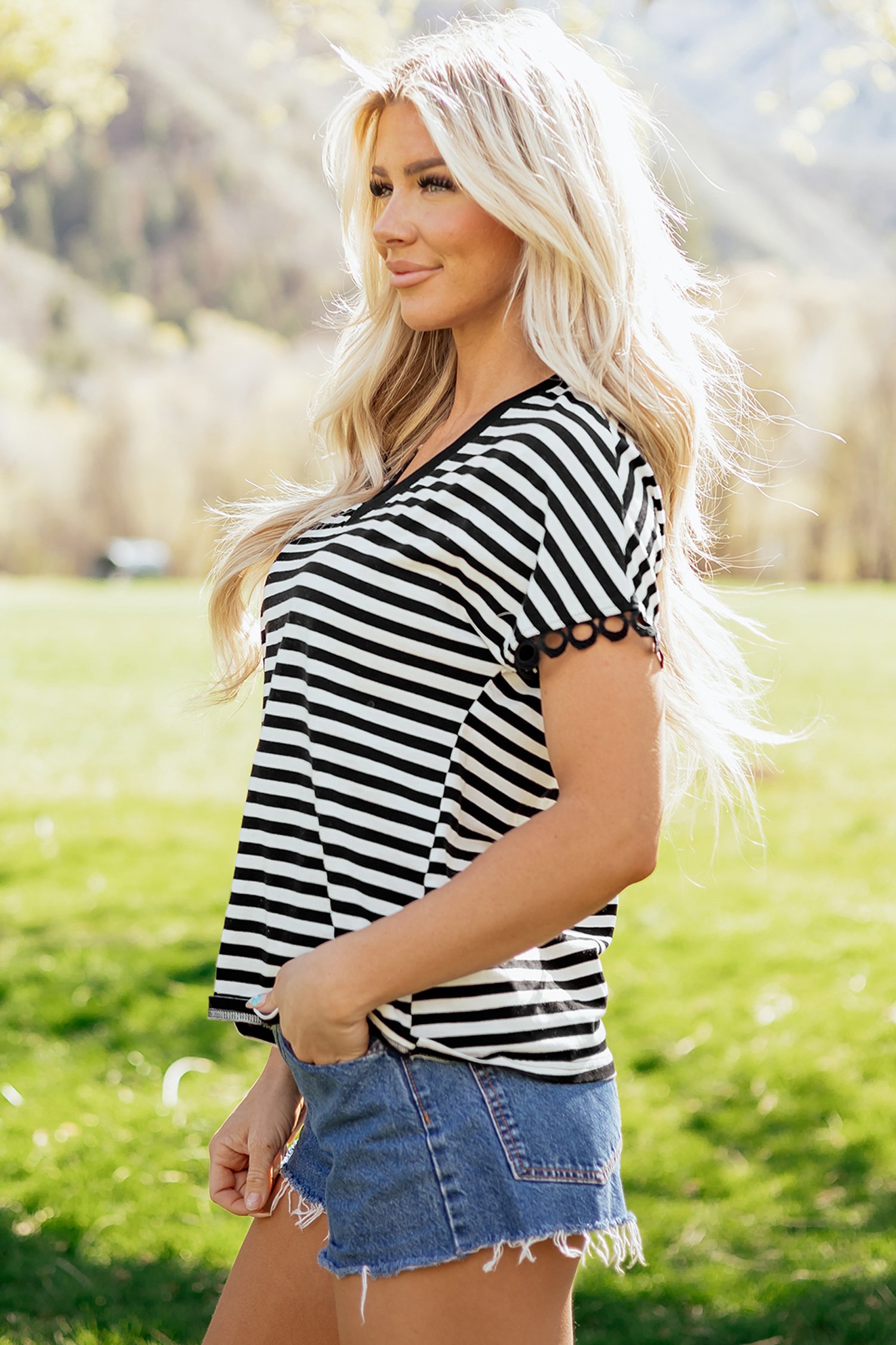 Black Striped Print V Neck Delicate Trim Casual Tee - Image 12